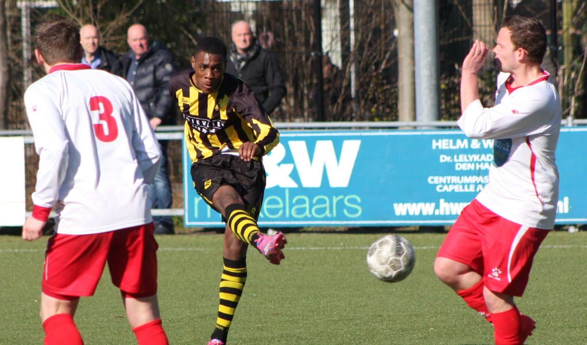 Marcley Manuela (Wilhelmus), die ook al 0-1 scoorde, schiet hier de 2-2 binnen (foto: Alexander Wagener).