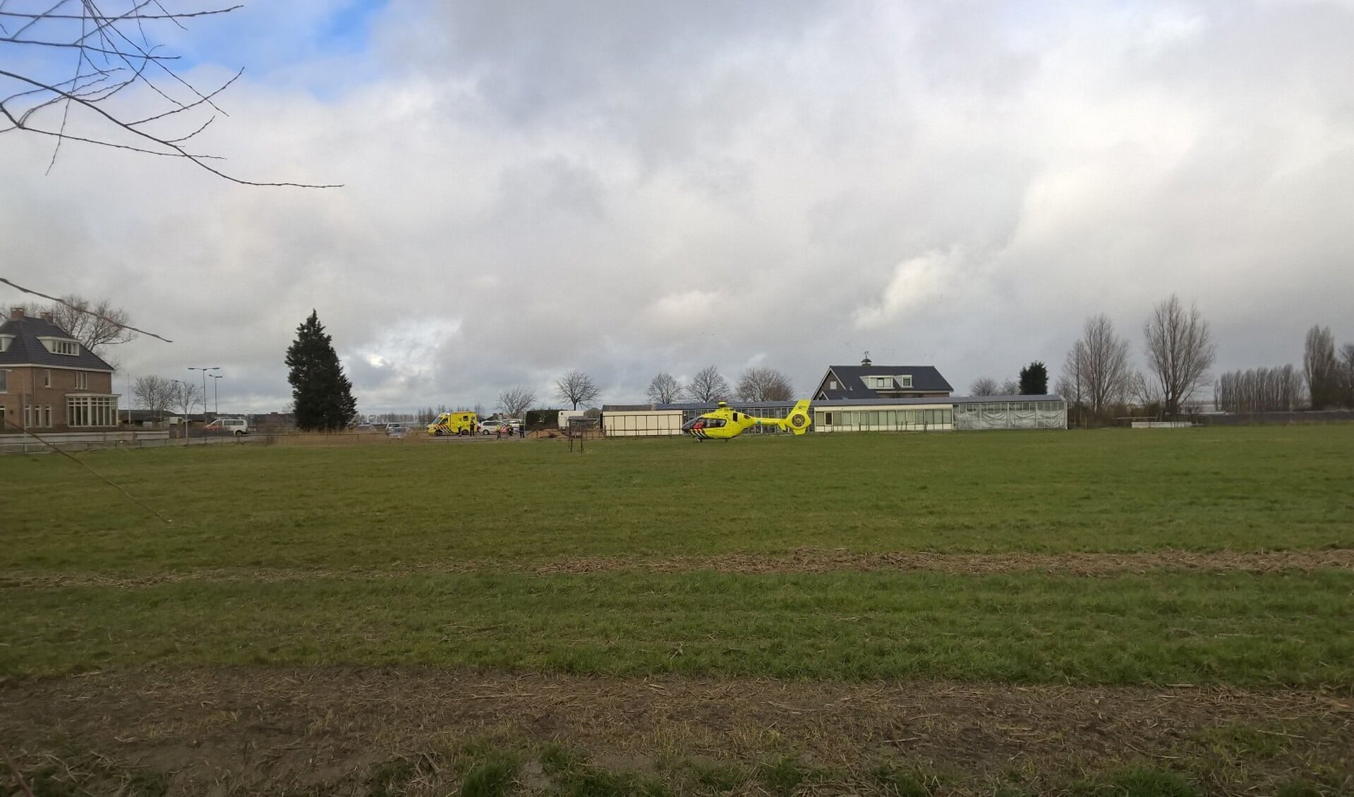 De traumahelikopter landde in een weiland bij de Laakweg. Foto: Michel van Eijk