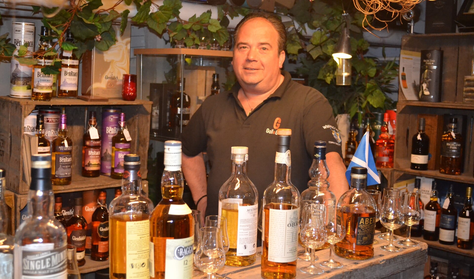 In de Schatkelder, vol met bijzondere whisky's en wijnen, verzorgt Peter regelmatig proeverijen (foto: Inge Koot).