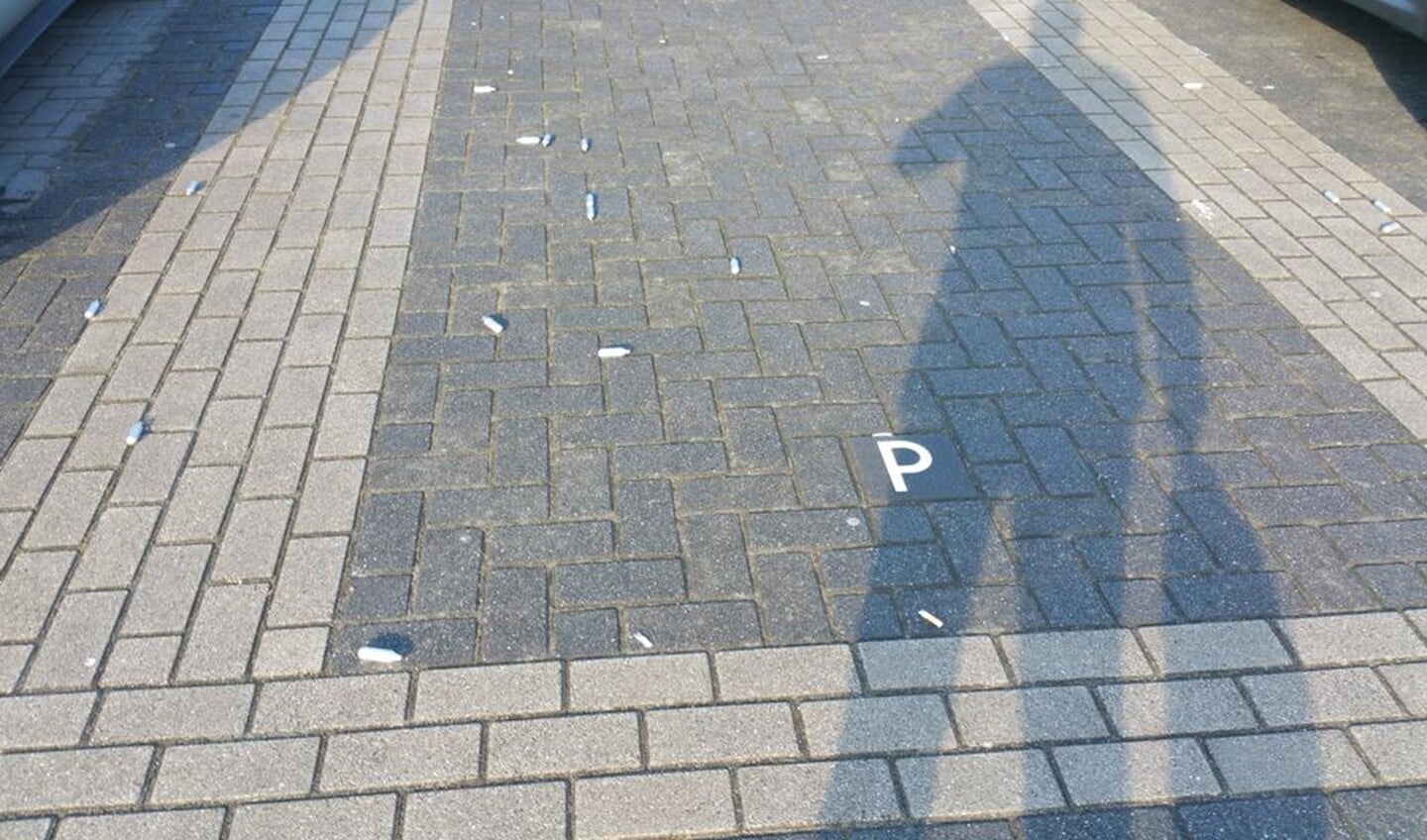 Op de parkeerplaats zijn veel patronen gevonden, mogelijk gaat het om lachgas. Foto: Twitter