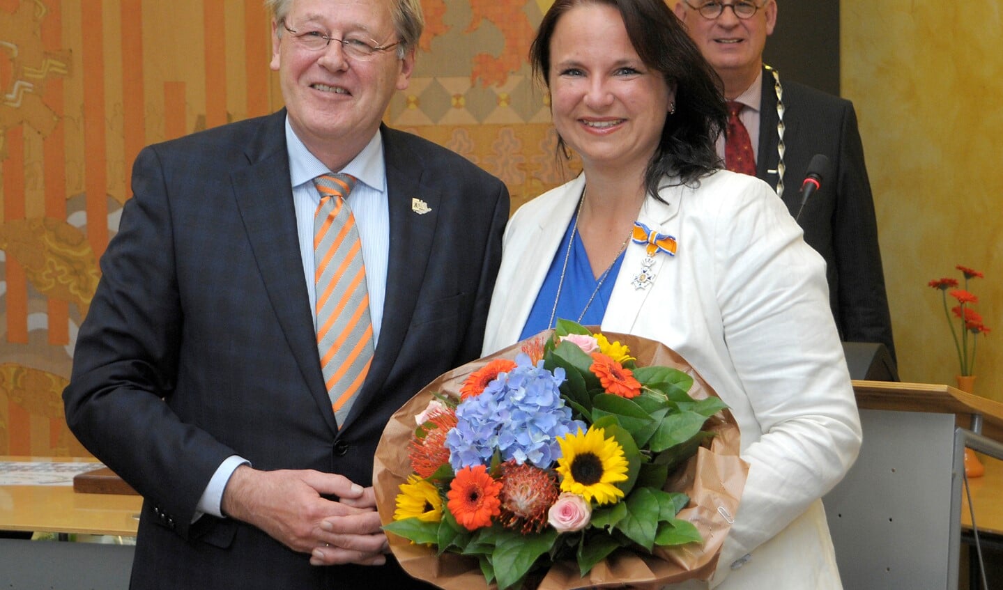 De huidig wethouder Nadine Stemerdink kreeg haar lintje van de Comissaris van de Koningin van Zuid-Holland (foto: Michel Groen).
