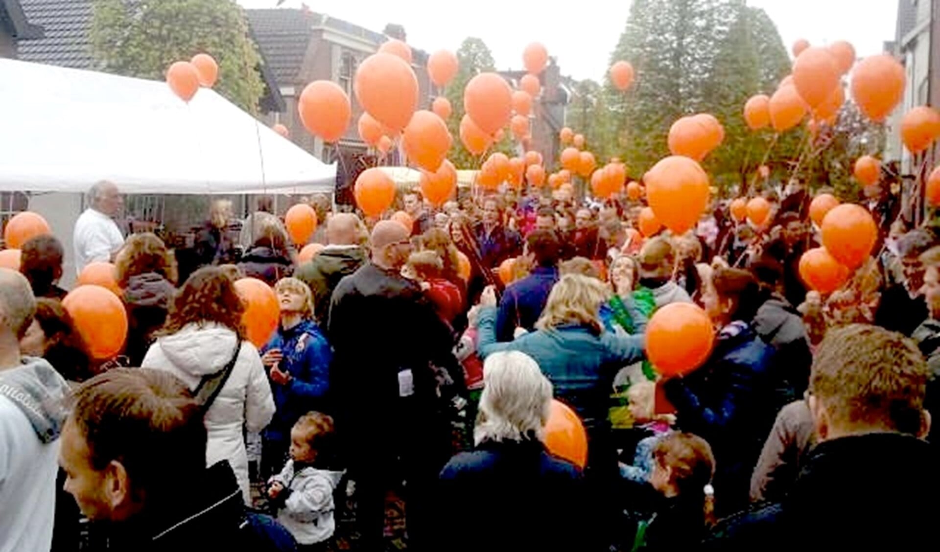 Ballonnen oplaten tijdens de Kinderstraatspelen (archieffoto PR).