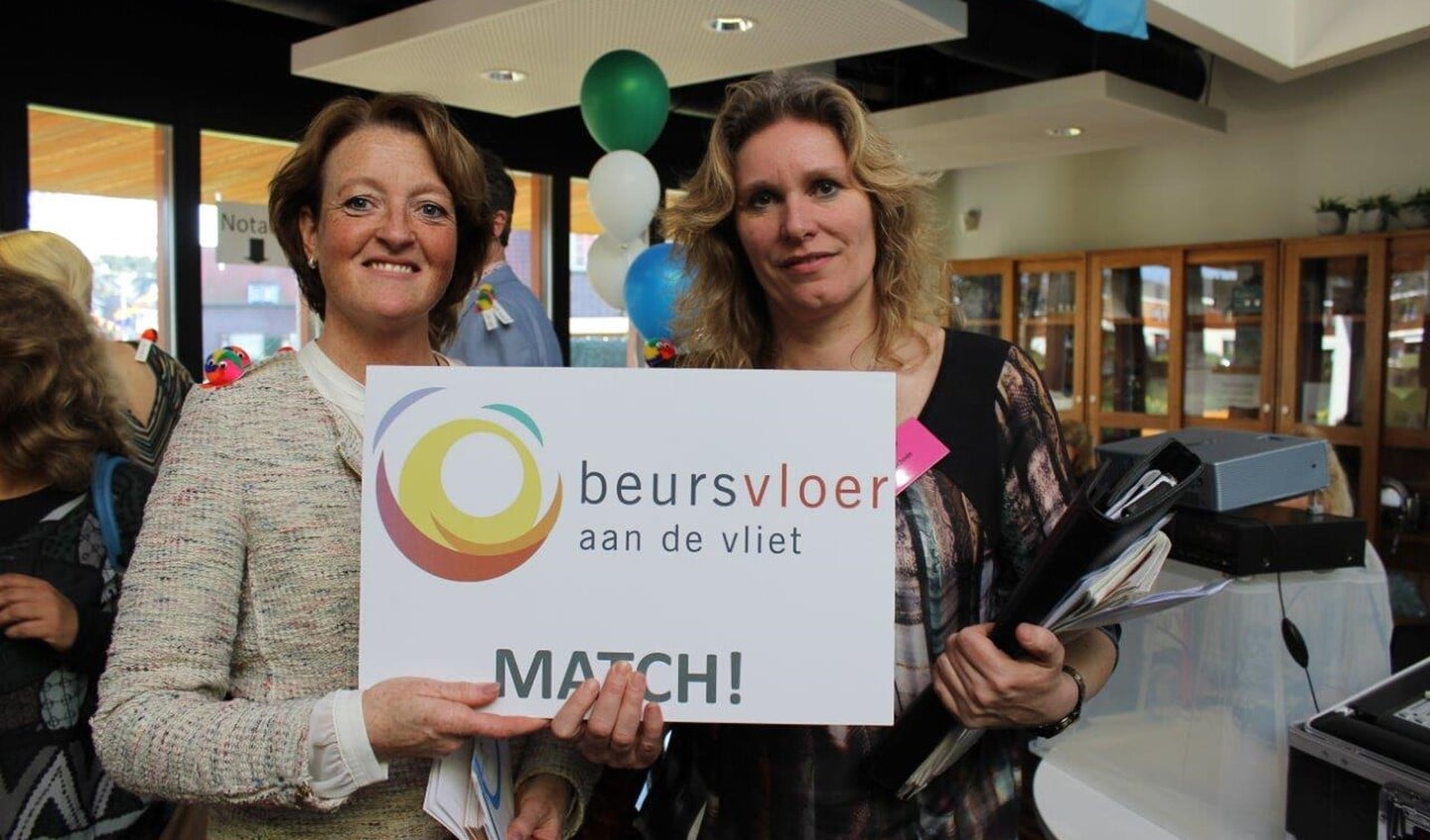 Mariëlle Schoor (r.) van Het Krantje heeft een match met Ingeborg van Kerkhof van Stichting Slimme Boefjes (foto: Ap de Heus).