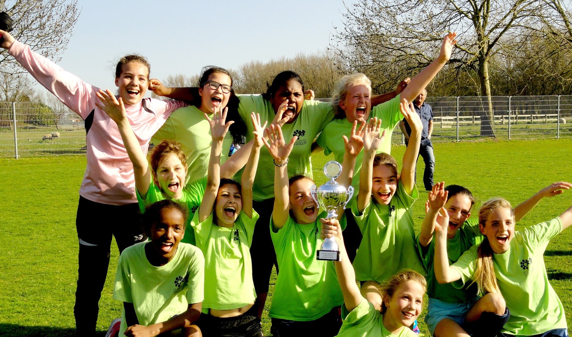 De meiden van groep 8 van R.K. basisschool De Dijsselbloem wonnen het toernooi.