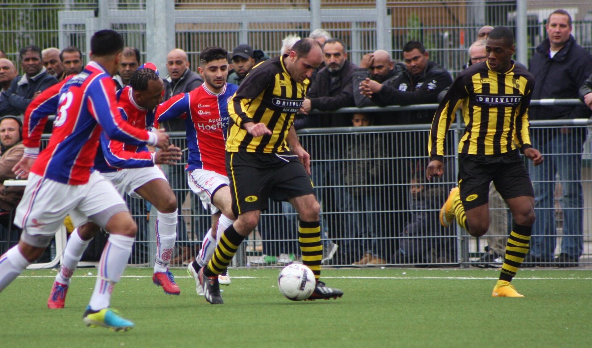 Beide doelpuntenmakers van Wilhelmus (zo.). Achmet Akbulut (met bal) zet Marcley Manuela aan het werk (foto: Alexander Wagener).