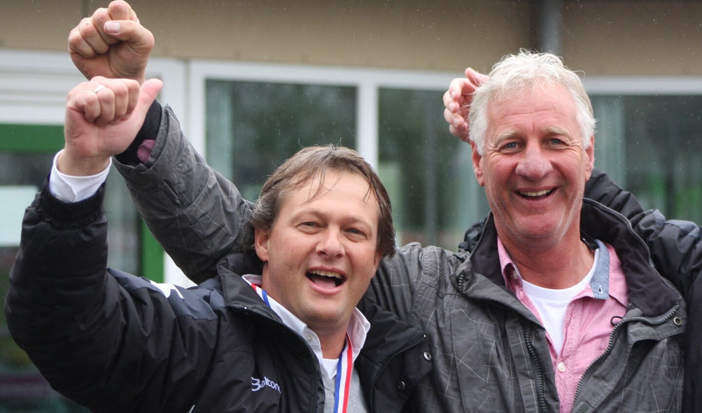 De trainers van ´FC Leidschendam´ Bas Steffens (RKAVV) en Frank Dobbe (SEV) feliciteerden elkaar zondag met de behaalde kampioenschappen (foto: Alexander Wagener).