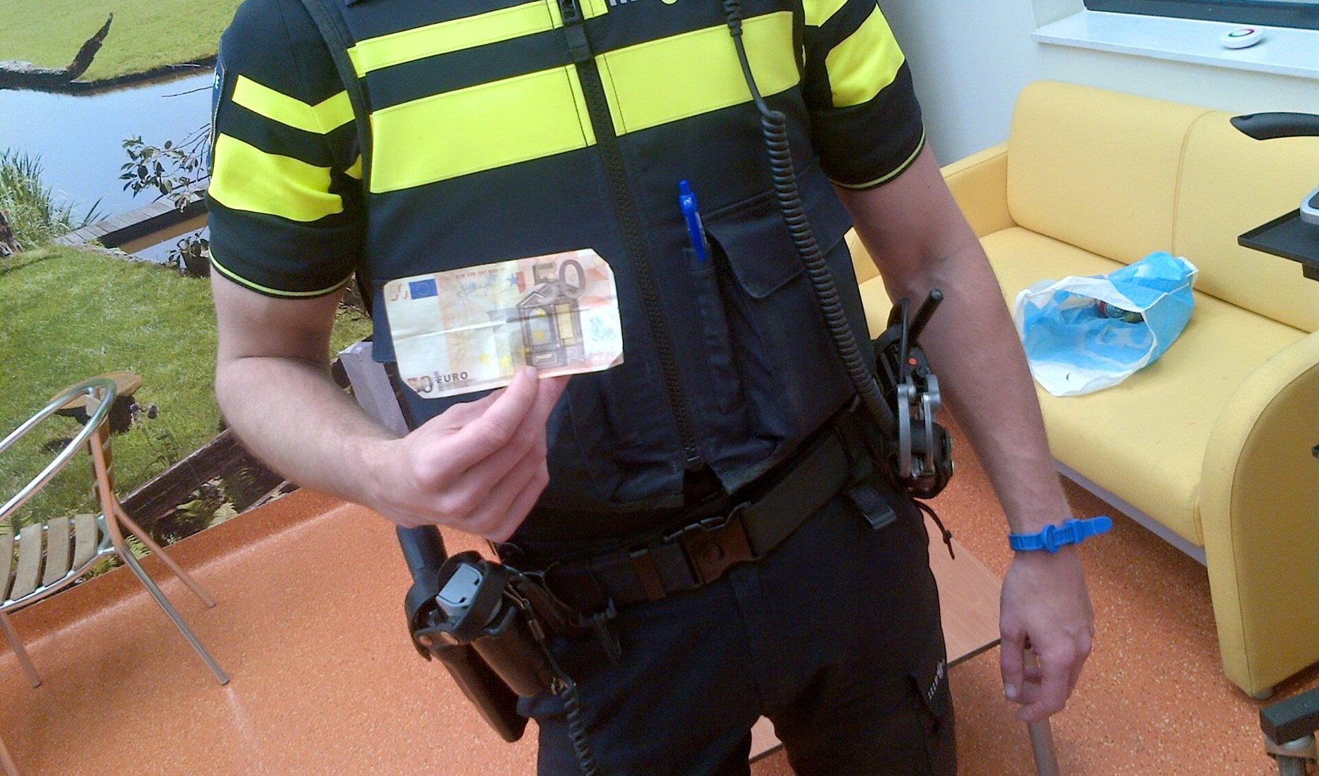 De politie nam zelf de proef op de som en 'betaalde' met vals geld. Foto: Politie