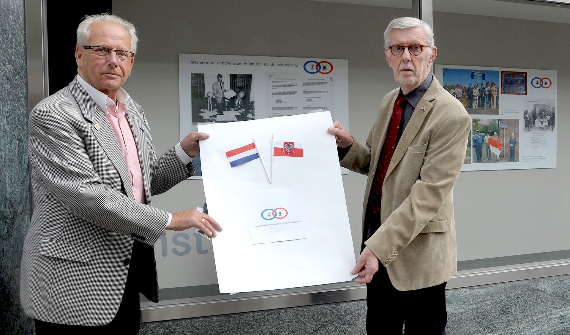 De eerste voorzitter van de stedenbandcommissie met Konstancin-Jeriorna, Johan van Reisen, opende de expositie met de huidige voorzitter Johan Kunst (foto: Michel Groen).