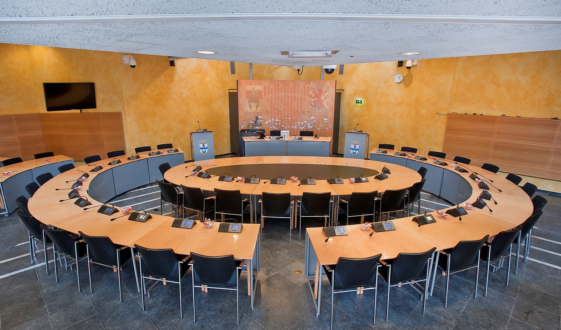De huidige raadzaal in Voorburg is te klein (archieffoto: Michel Groen).