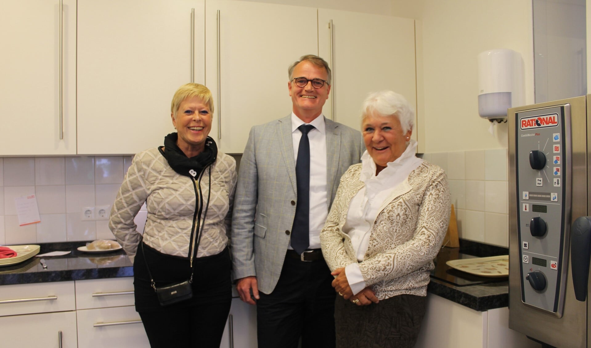 Hoofdcoördinator Joke Campo, Jan van Vliet en bestuursvoorzitter Willy Blonk in de keuken van Van Vliet Keukens in het hospice (foto: Bart Bakker). 