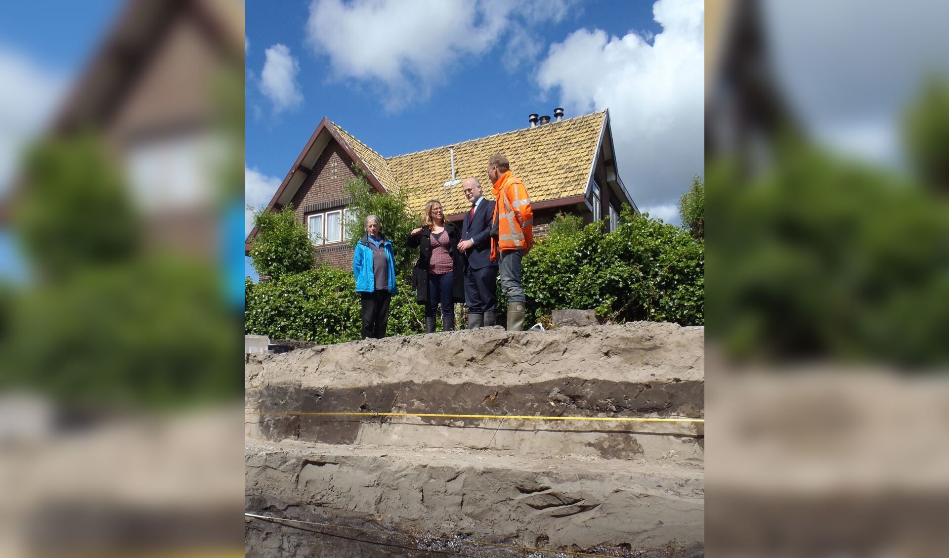 Wethouder Frank Rozenberg (cultureel erfgoed) nam afgelopen woensdag een kijkje bij het archeologisch onderzoek (foto: PR).