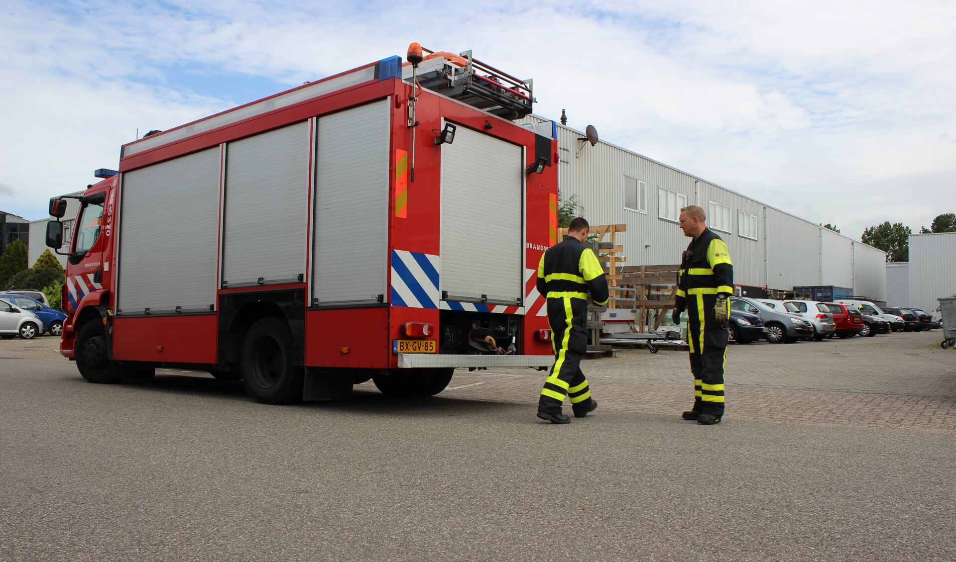 De brandweer werd opgeroepen om onder andere een deur te openen. Foto: Martijn Mastenbroek