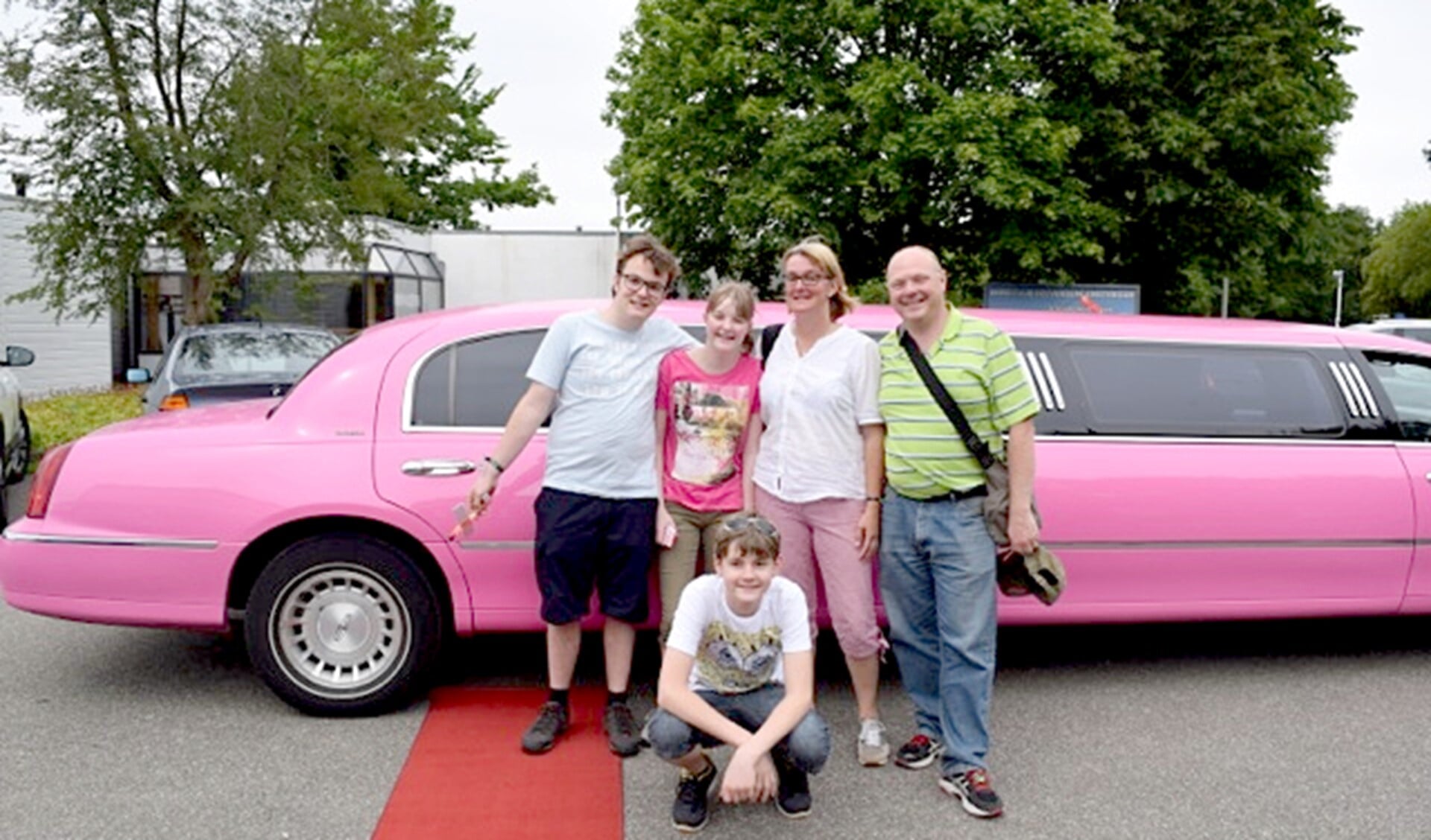 Caitlen werd met het hele gezin opgehaald in een roze limousine voor een kookworkshop in Rijswijk.