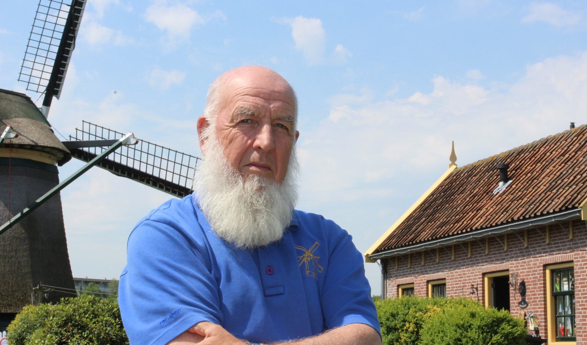 De makkelijk herkenbare molenaar Bram Zonderop bij de molen en het molenaarshuisje (foto/tekst: Dick Janssen).