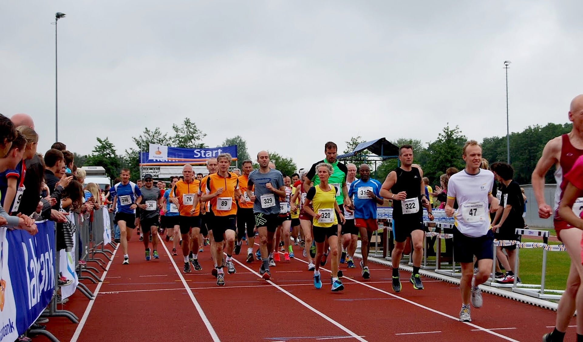De start van de 10 km op sportpark Westvliet.