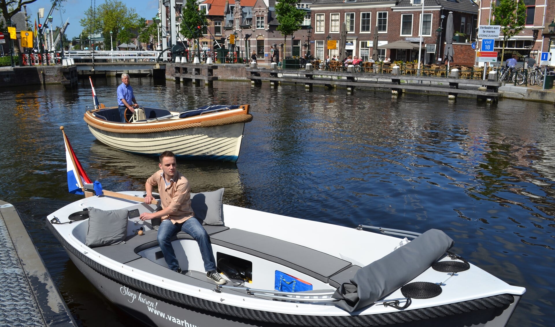 In een sloep varen over de Vliet vanaf de Leidschendamse sluis of de Voorburgse Oude Haven; sloepverhuurder ´t Vaarhuys maakt het mogelijk.
