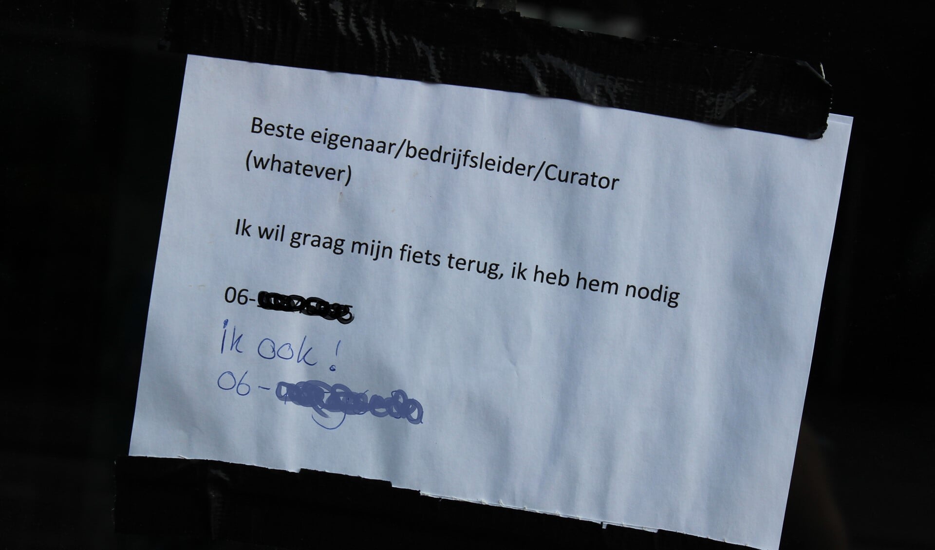 Gedupeerden proberen met een briefje op de deur de directie te bereiken. Foto: Martijn Mastenbroek