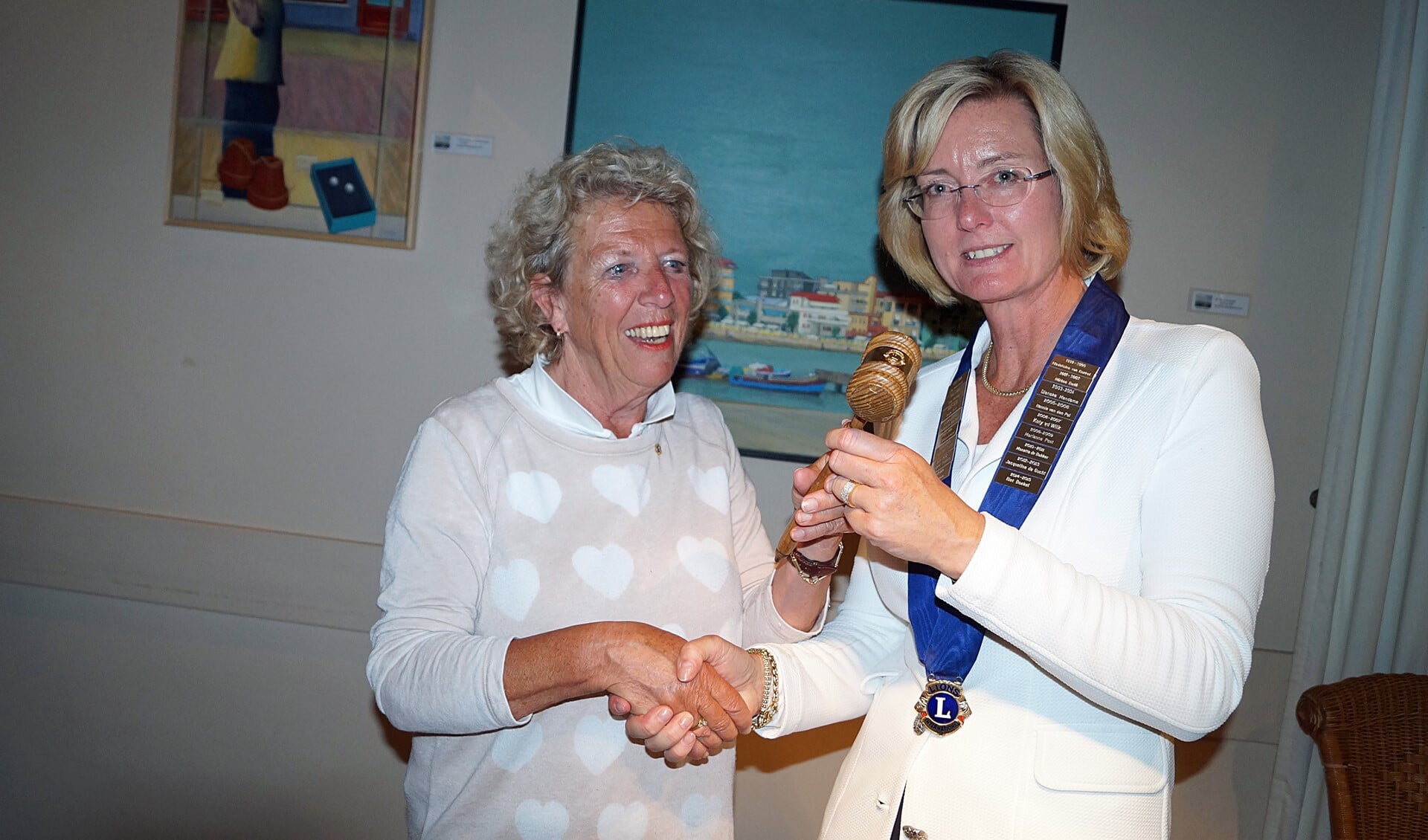 Riet Boekel-van der Bom (l.) overhandigde de voorzittershamer aan komende president Evelyn Geest (foto: Marianne Knijnenburg).