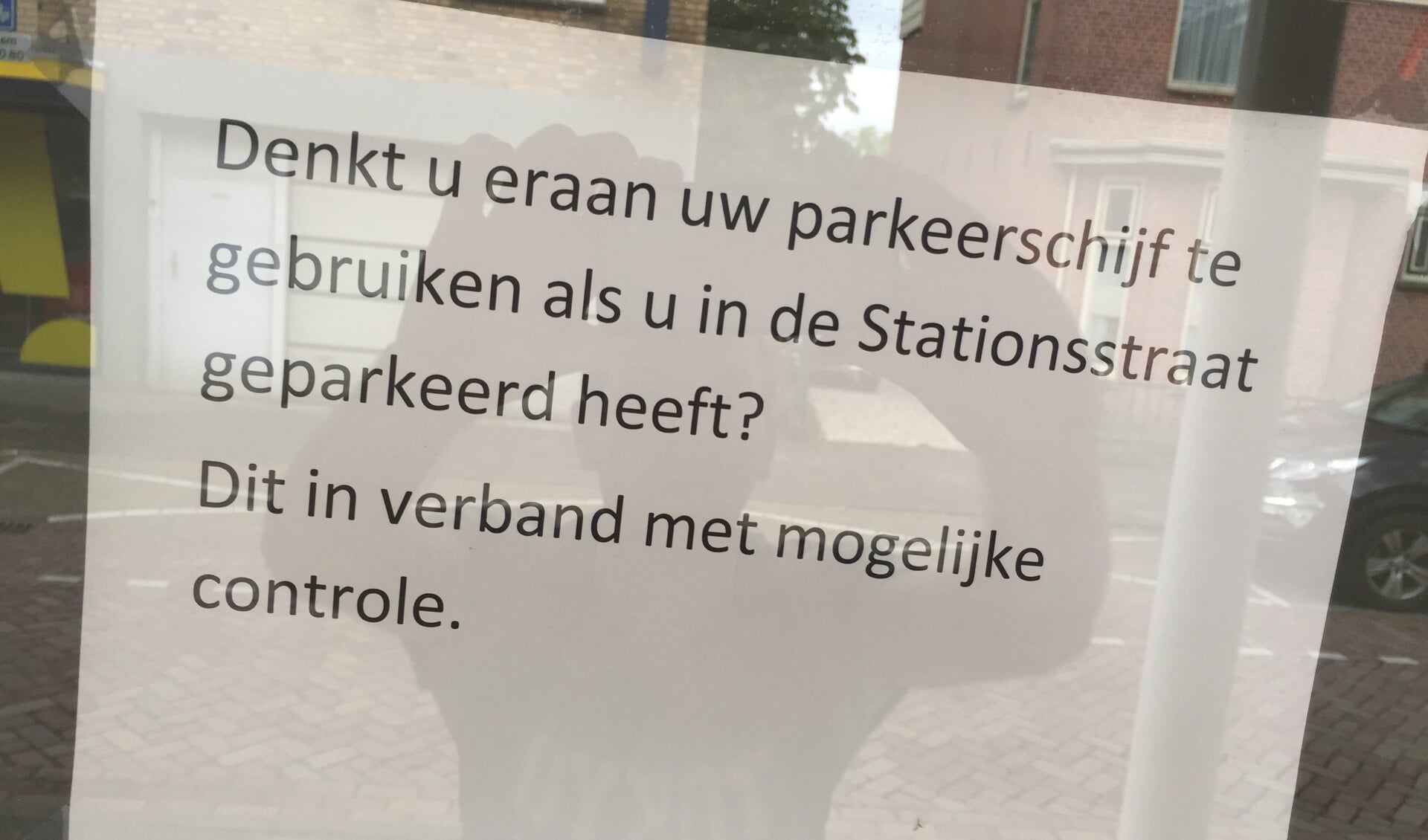 Ondernemers waarschuwen klanten voor de bonnenregen in het centrum van Pijnacker. Foto: Martijn Mastenbroek