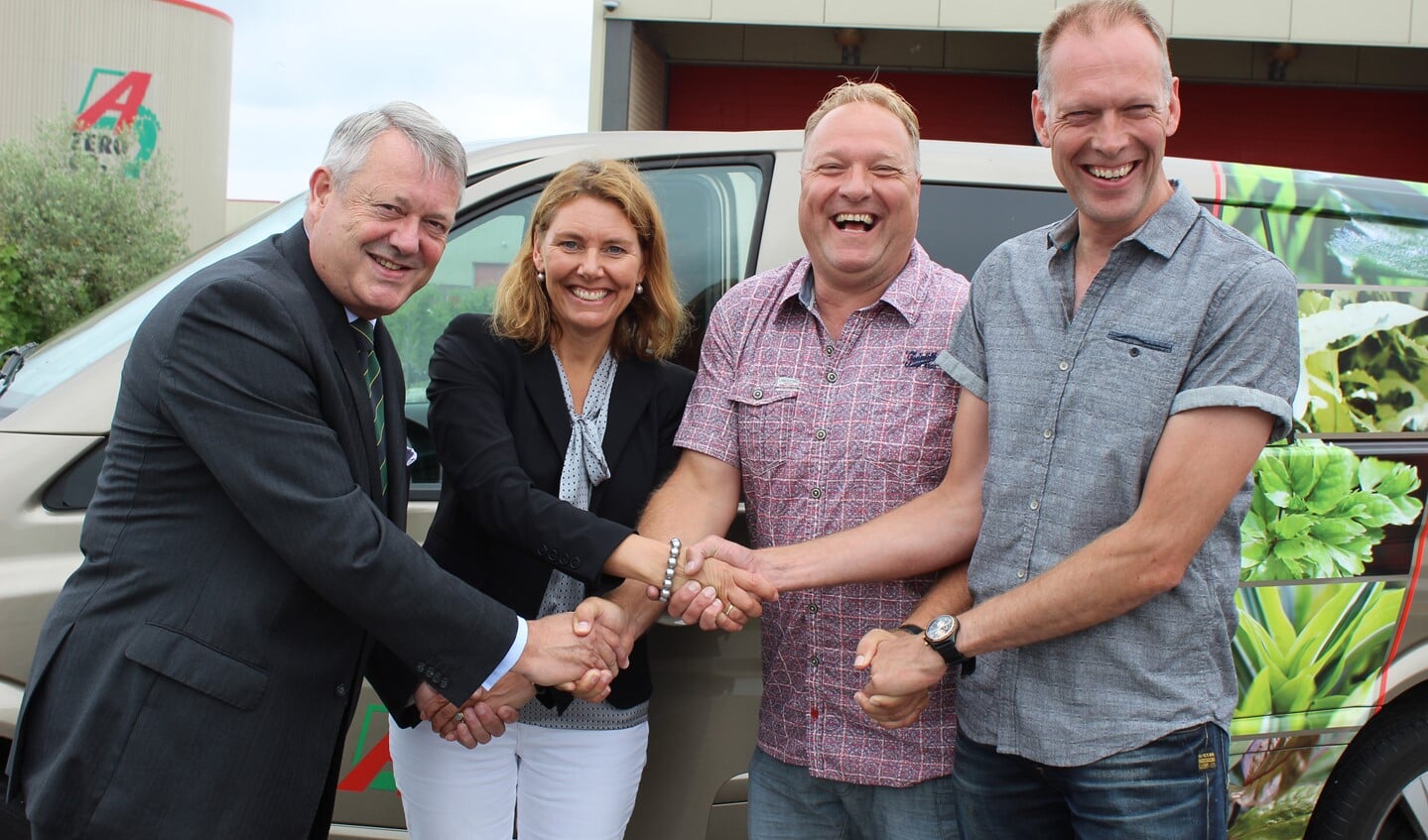 Directeur Lambert Greven van Rondom Wonen en wethouder José van Egmond van Pijnacker-Nootdorp feliciteren de gebroeders Leon en Menno Ammerlaan met hun nieuwe aardwarmte mijlpaal. Foto: Martijn Mastenbroek