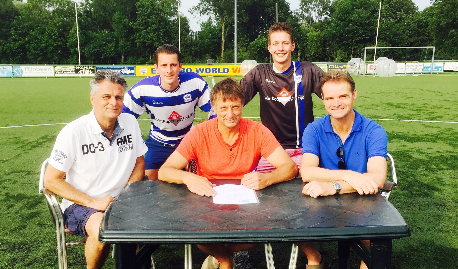Peter van Koppen tekent de overeenkomst, geflankeerd door Oliveo voorzitters John Weijgertse (links) en Ruud Schalkwijk. Op de achtergrond Oliveo speler van het seizoen 2014-2015 Guy Luscuere (links) en vertrekkend spits Tim Bijnsdorp.