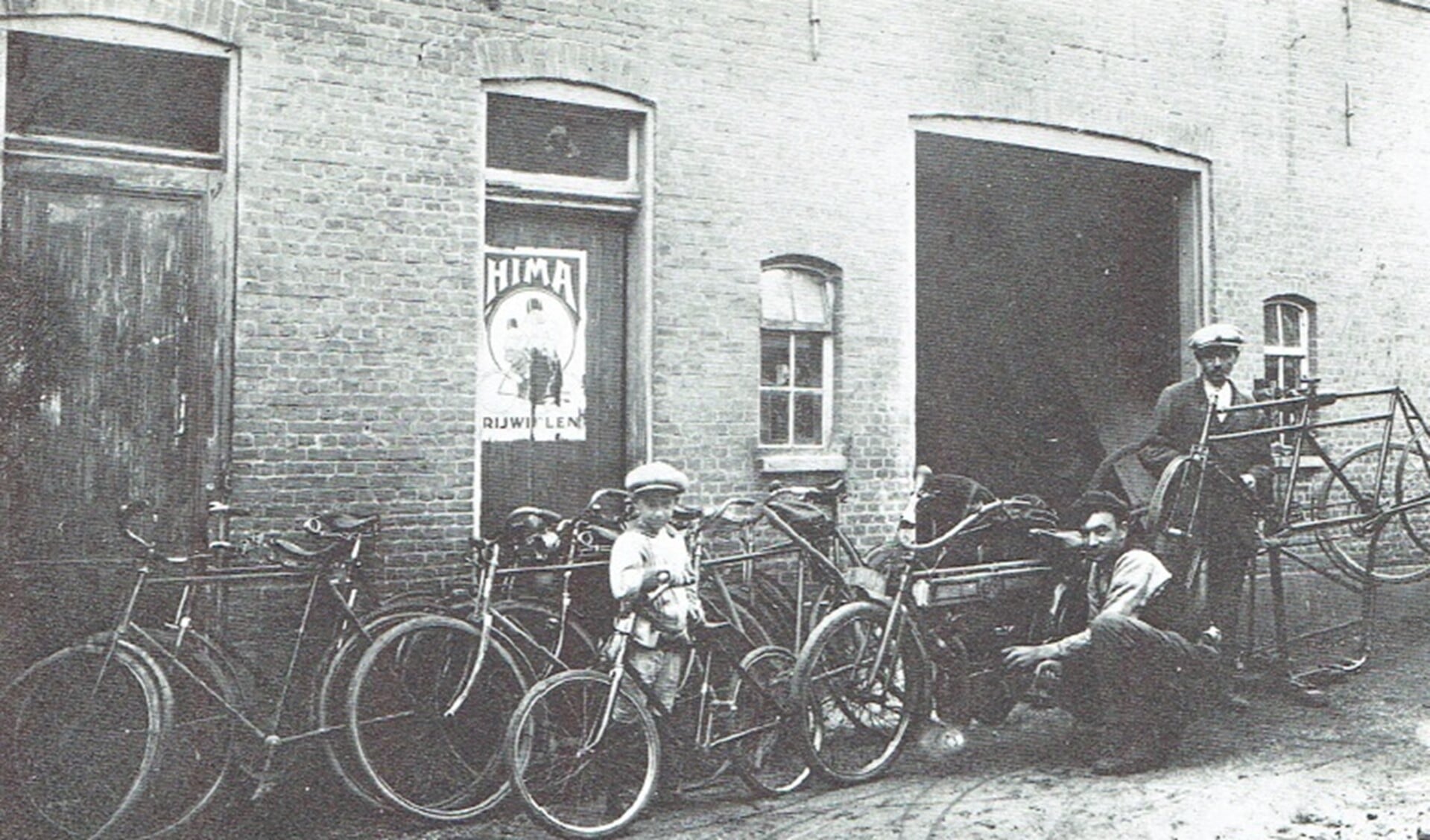 Hier poseert Gerrit van der Burg in 1915 als fietsenmaker aan de Kerkweg in Pijnacker.