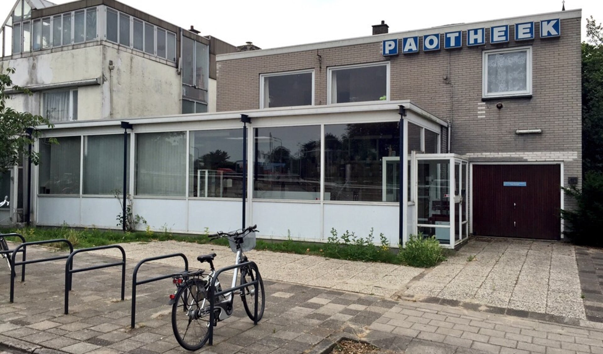 De voormalig apotheek verandert langzaam in een spookhuis. Foto: Martijn Mastenbroek