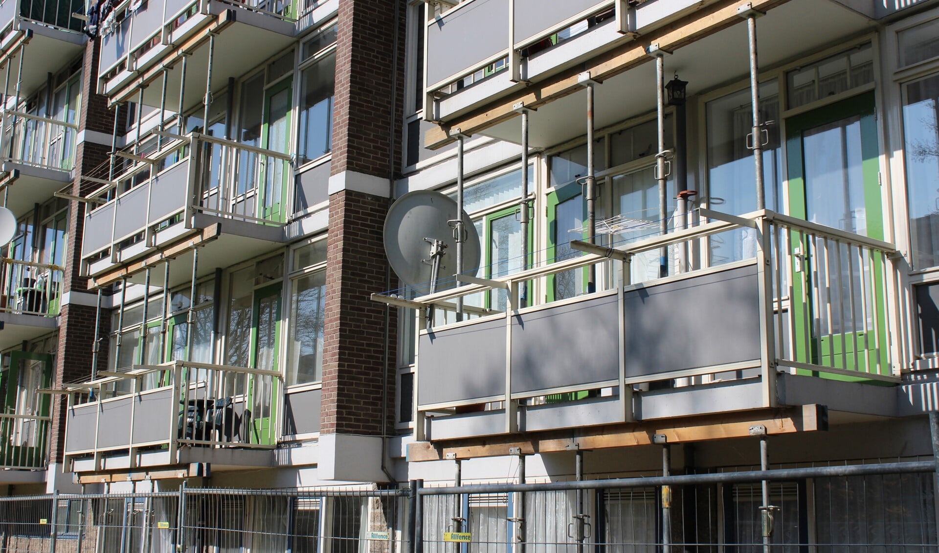 De mogelijk onveilige balkons, die nu worden gestut met 'stempels', worden  verstevigd (foto: Dick Janssen).