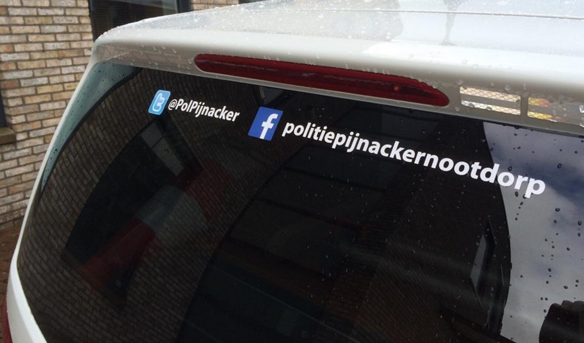 De social media-accounts van de politie zijn vandaag op de dienstauto's geplakt.