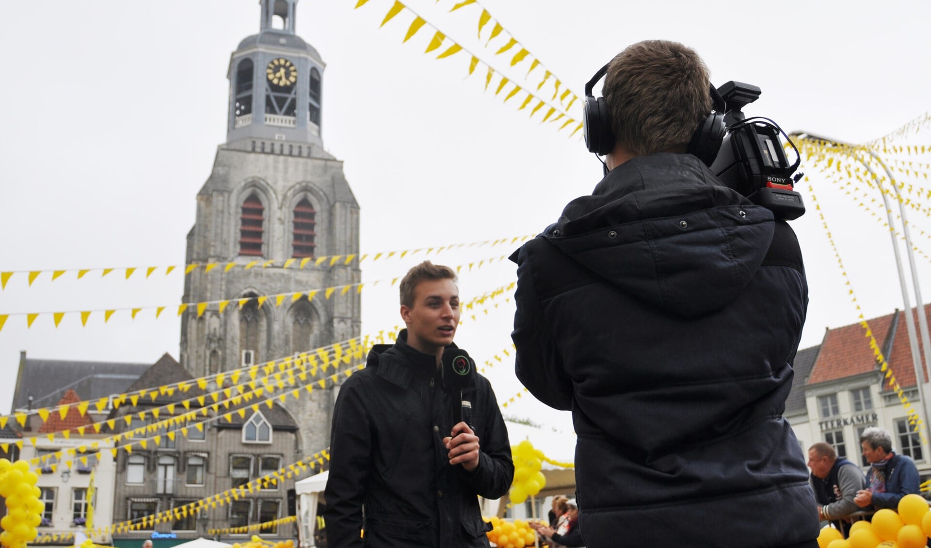 Cameraman Patrick van Uffelen filmt presentator Boyan Ephraim. Het duo komt zondag 6 september 2015 ook naar Pijnacker voor opnames.