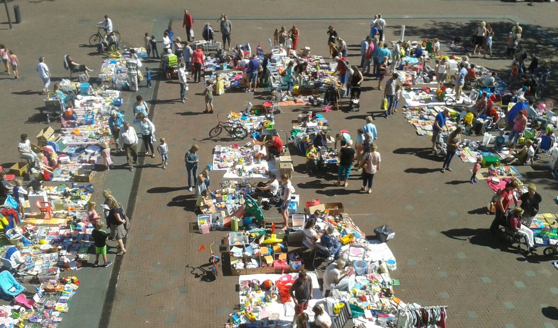 Het was tijdens de verkoop op het plein heerlijk weer. Foto: Telstar