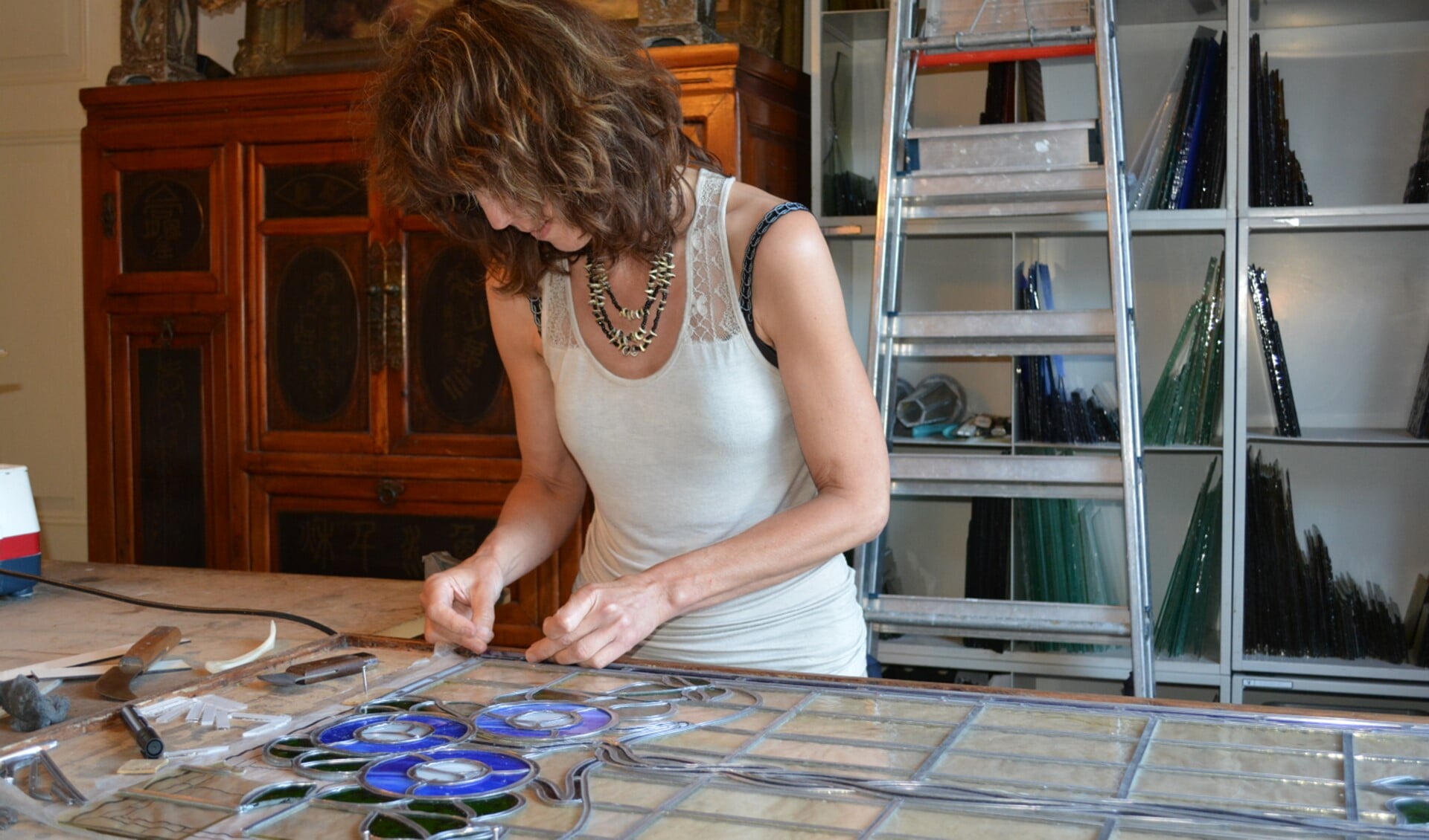 Sandra van der Waart aan het werk in haar atelier (foto: PR).
