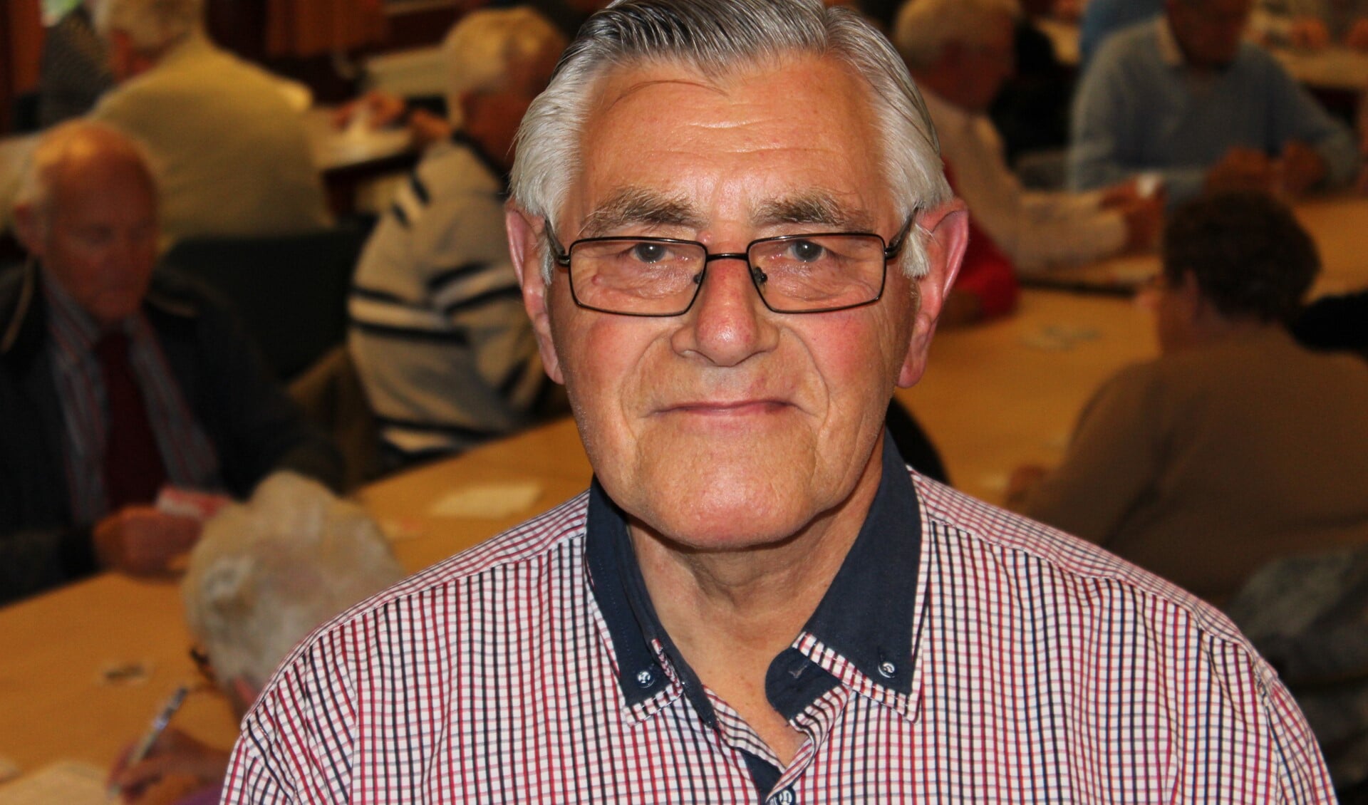 Antoon van Santen tijdens een klaverjasmiddag van de KBO (foto: Dick Janssen).