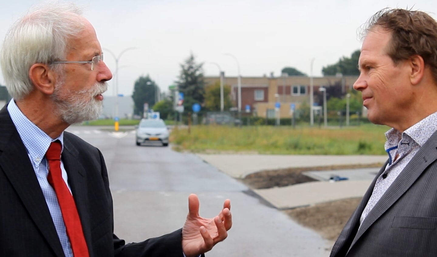 Jaap van Staalduine (links) en Hans Voerknecht in discussie over de plannen van de gemeente.