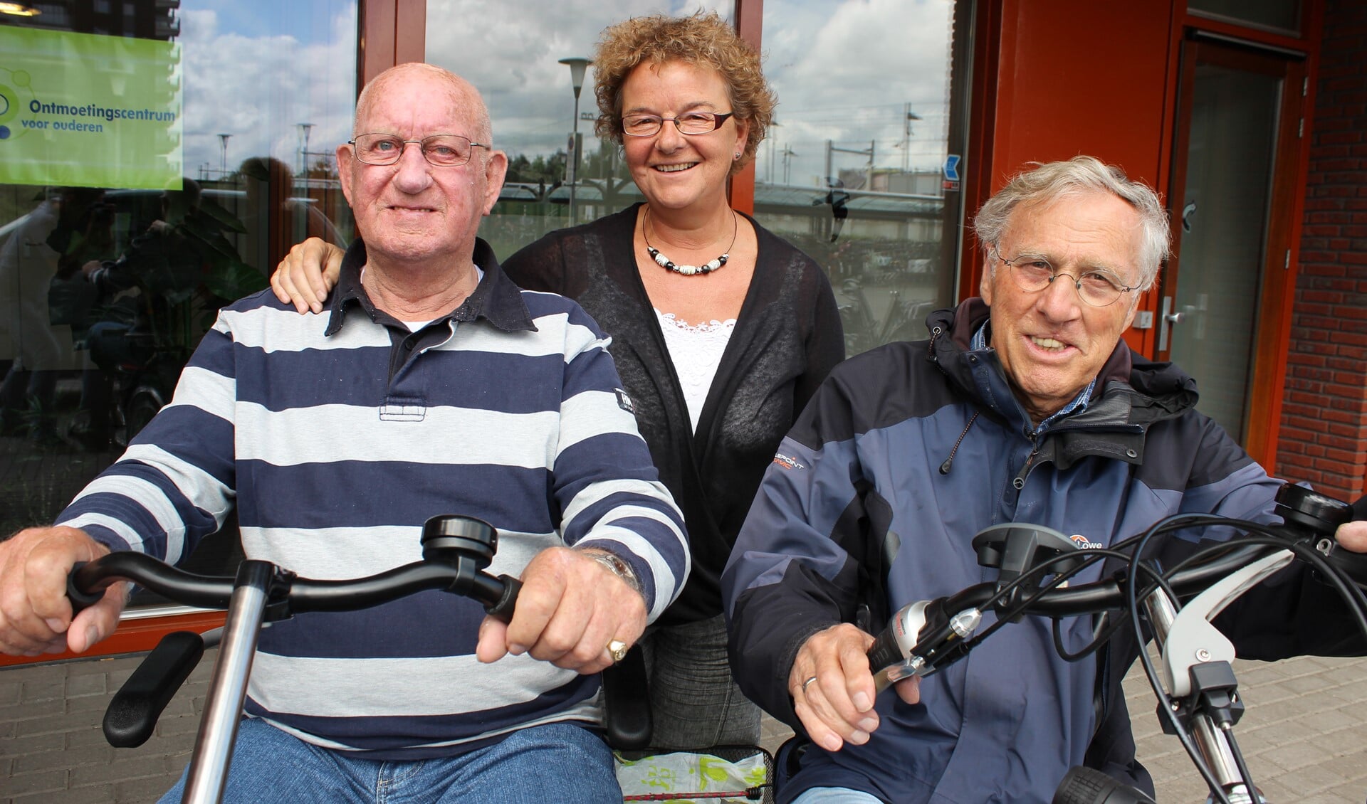 Piet van Scheijndel (links) lijdt aan de ziekte van Alzheimer. Samen met een vrijwilliger trekt hij er regelmatig op uit. Lia de Haas (midden) is programmacoördinator van Ontmoetingscentrum Pijnacker.