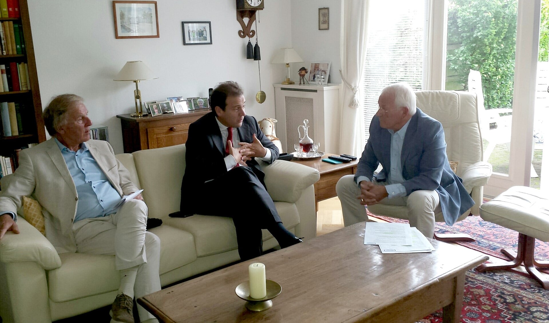 Minister Lodewijk Asscher (m.) in gesprek met omwonenden van Schakenbosch.