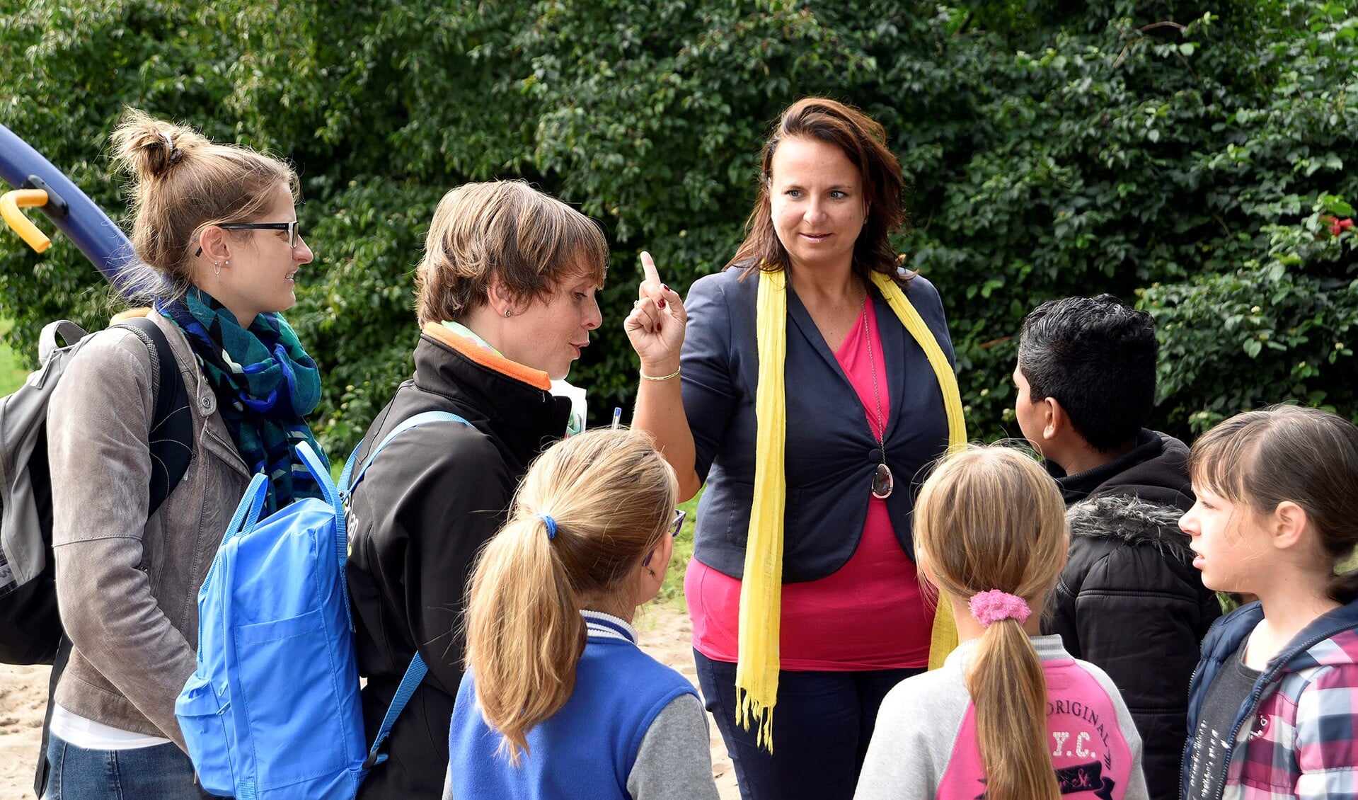 Wethouder Stemerdink ging met de kinderen mee de wijk in (foto: Michel Groen).