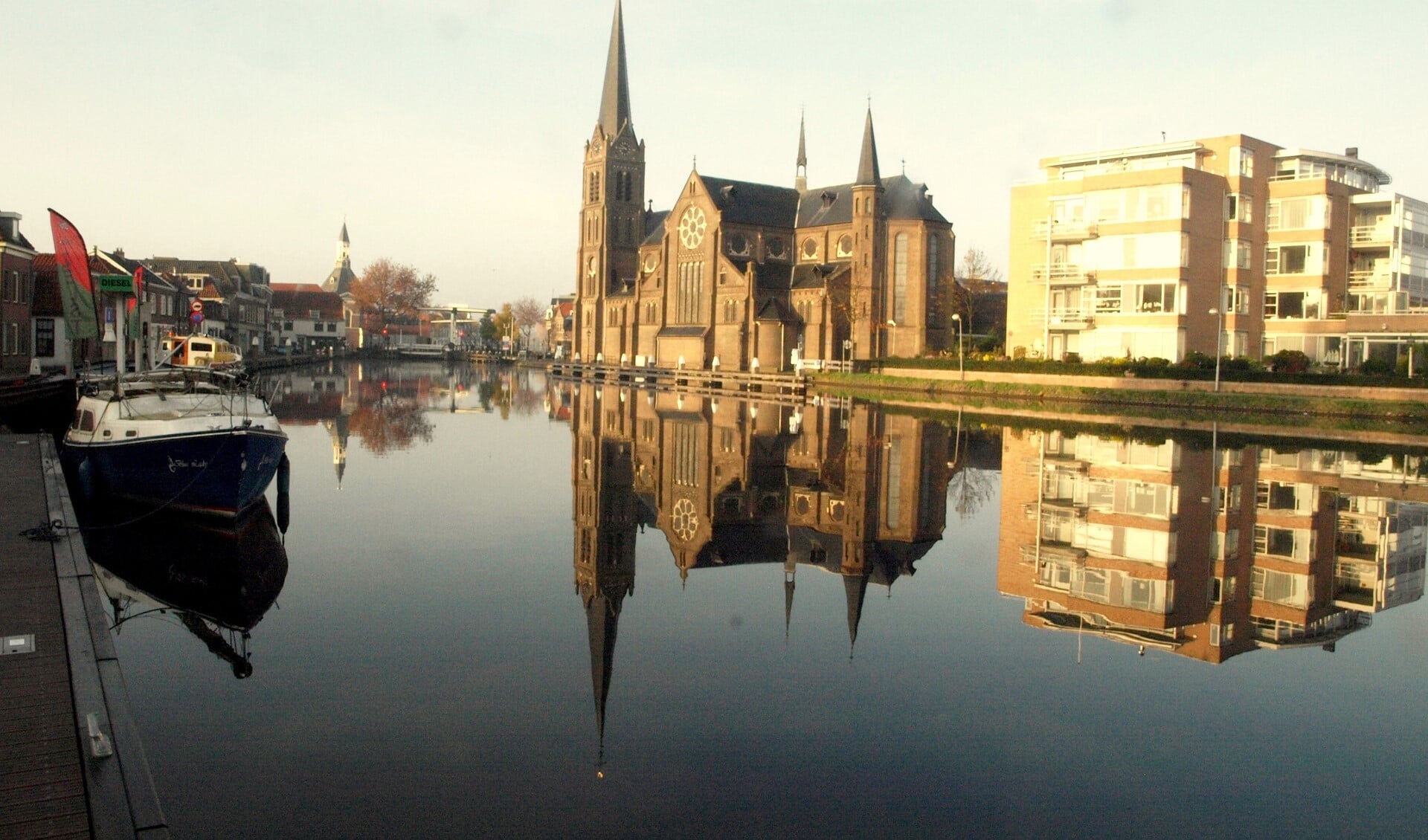 De banken van de Petrus en Pauluskerk in Leidschendam blijven voor het eerst in 140 jaar leeg op zondag (foto: Carla van Beek).