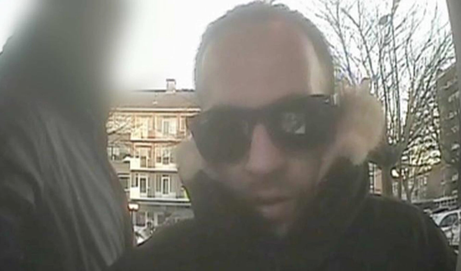 Een nog onbekende man neemt geld op met een pinpas die in november werd gestolen bij een inbraak in Leidschendam.