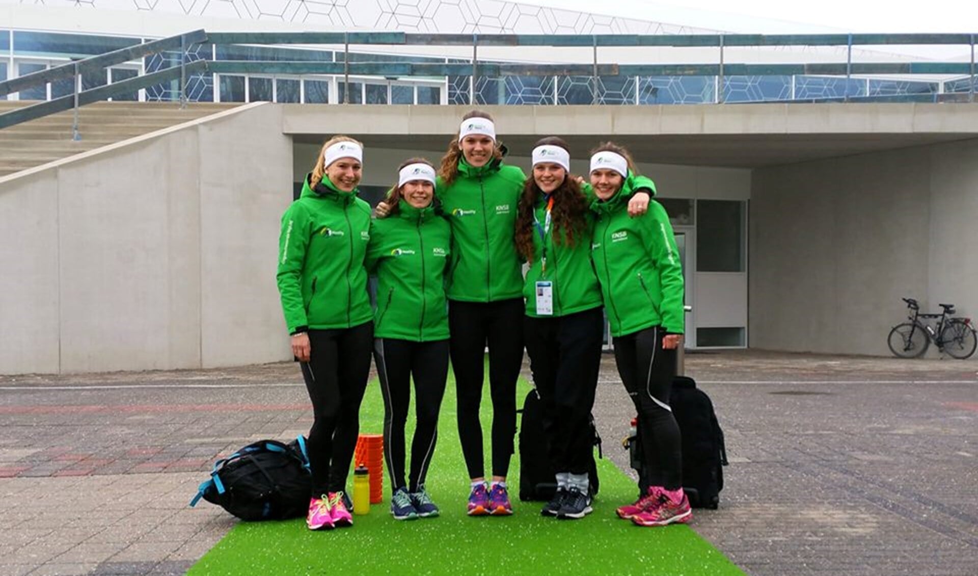 Inge Mostert (rechts) naast haar teamgenoten. Foto: Facebook