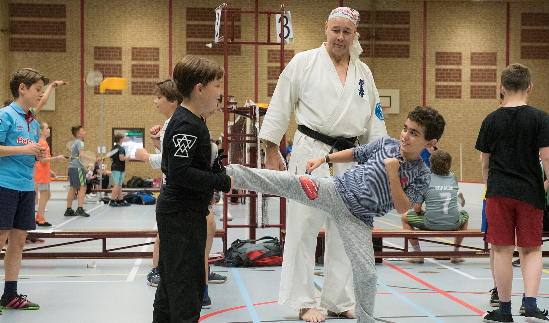 Shihan Ruud Muller van de gelijknamige dojo kijkt toe bij de karatelessen (foto: Michel Groen).