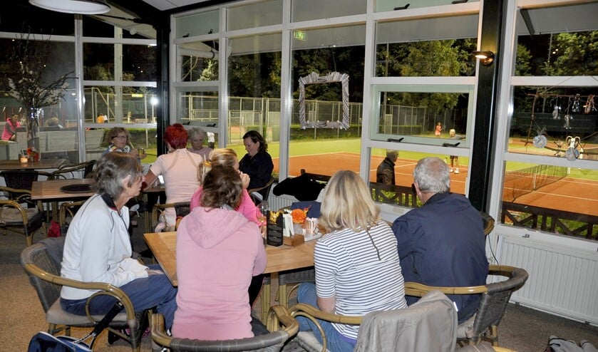 Gezellige nazit na het tennissen op Tennispark Overdam (archieffoto).
