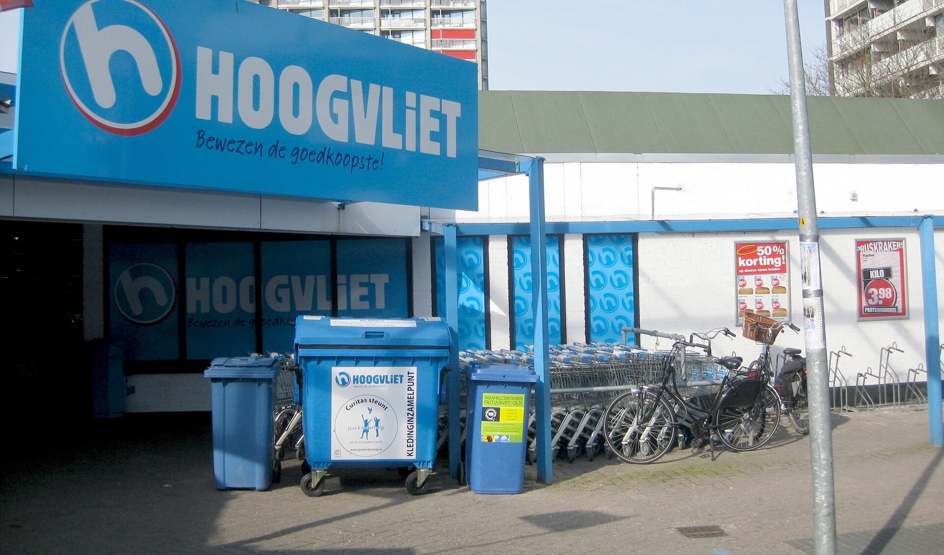 De toegang van de na de brand opnieuw ingerichte supermarkt van Hoogvliet aan de Klaverblad in de wijk Essesteijn in Voorburg (foto: PR).