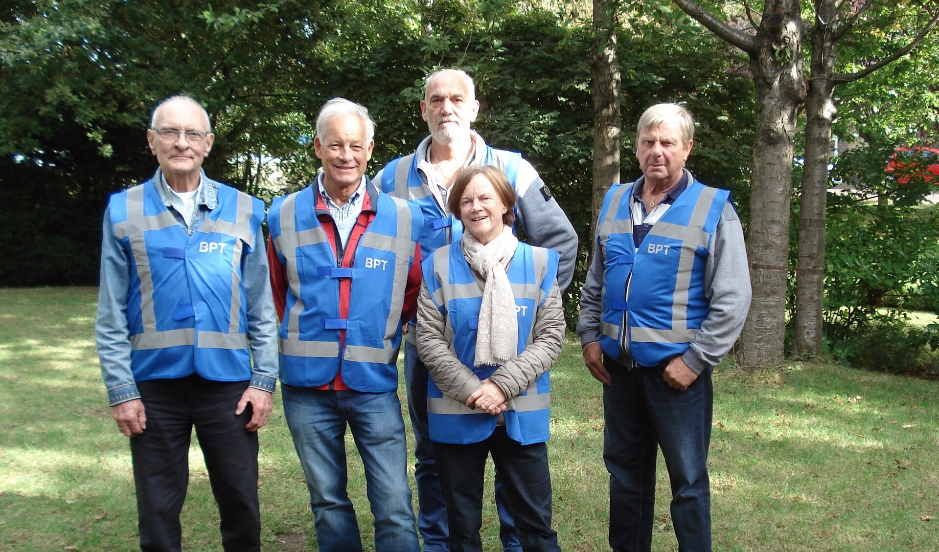 Vrijwilligers van het buurtpreventieteam Voorburg West met (achteraan met baard) coördinator Geer de Jager (foto/tekst: Naomi Defoer).