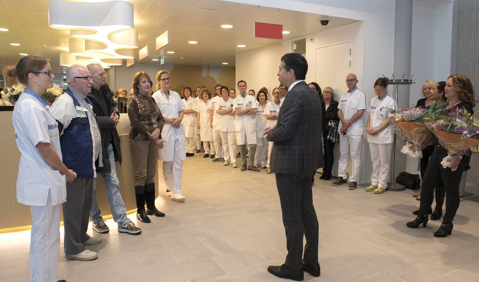 De eerste patiënten worden in Antoniushove verwelkomd door bestuursvoorzitter Paul Doop van HMC (foto: Michel Groen).
