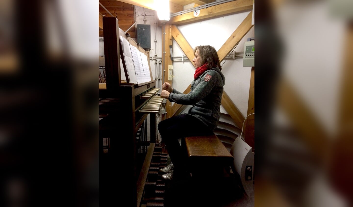 Beiaardier Gerda Peters bespeelt hoog in de toren van de Oude Kerk het carillon (foto: PR).