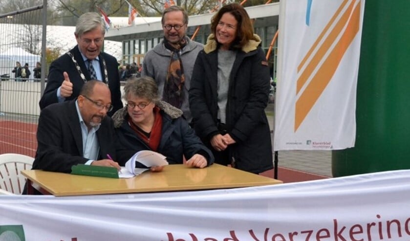 Ondertekening van het sponsorcontract tussen Klaverblad en Ilion: v.l.n.r.: zittend: Melvin Sedney, voorzitter Ilion, Peter-Paul Barth, directeur Klaverblad. Staand: burgemeester Charlie Aptroot, Ad Klok, sponsorcommissie Ilion, Karin Lapré, rayon manager Klaverblad. (foto G-J ten Brinke)