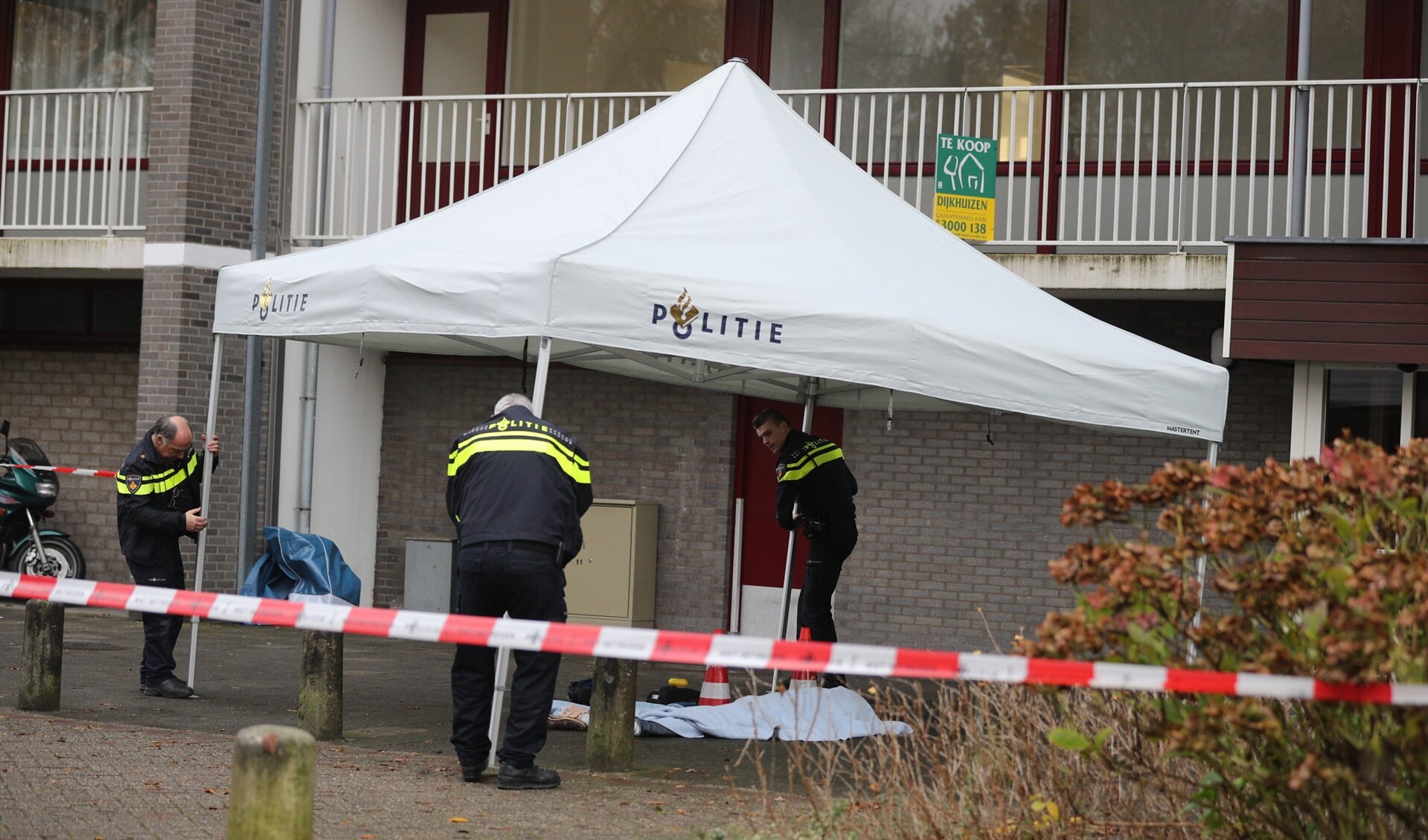Ten behoeve van het onderzoek werd een tent opgezet door de politie (foto: Rene Hendriks).