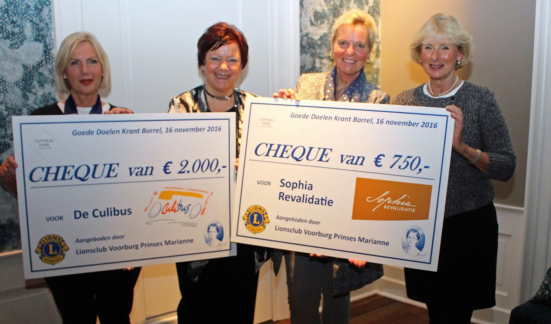 De cheques voor de goede doelen werden overhandigd (foto: PR Lions).