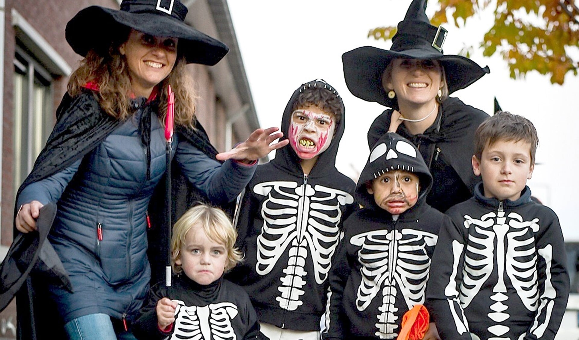 Kinderen en volwassen showden hun Halloweenkostuums op de rode loper en gingen op de foto (foto: Jolanda Nowee, tekst: Sean Hughes).